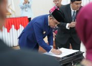Lantik Lima Komisioner Komisi Informasi Sulteng Periode 2025-2029, Anwar Hafid Perkenalkan Layanan Halo Gubernur