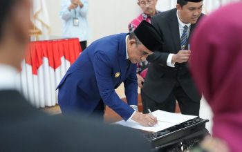 Lantik Lima Komisioner Komisi Informasi Sulteng Periode 2025-2029, Anwar Hafid Perkenalkan Layanan Halo Gubernur