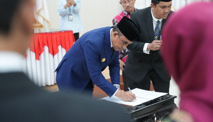Lantik Lima Komisioner Komisi Informasi Sulteng Periode 2025-2029, Anwar Hafid Perkenalkan Layanan Halo Gubernur