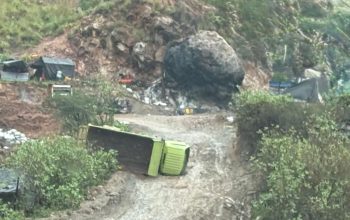 Kecelakaan di Area Tambang Ilegal Poboya Palu, Satu Unit Dump Truk Pengangkut Material Emas Terguling