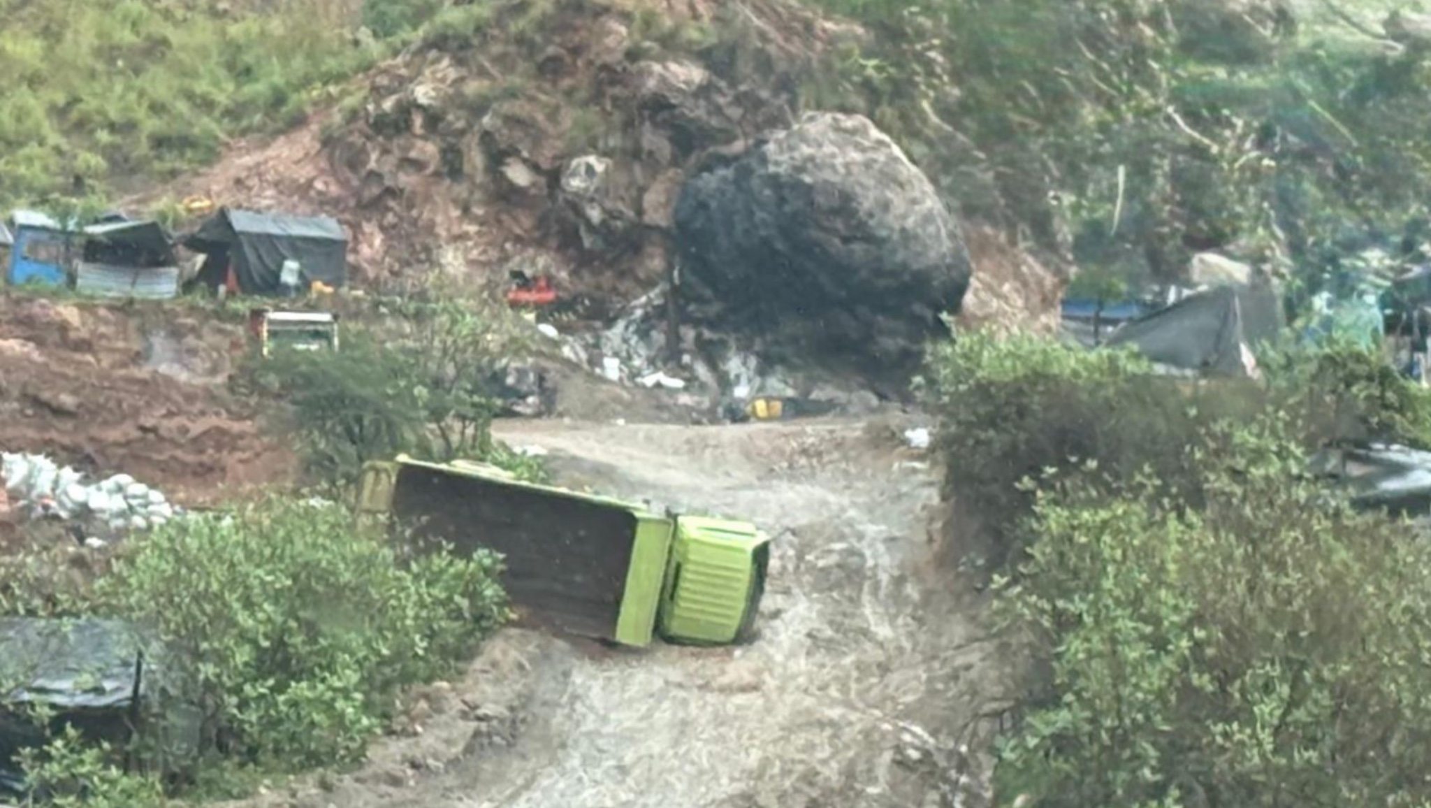 Kecelakaan di Area Tambang Ilegal Poboya Palu, Satu Unit Dump Truk Pengangkut Material Emas Terguling