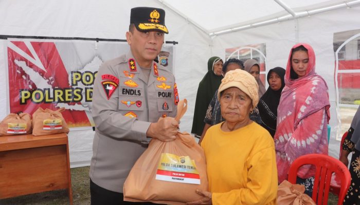 Kapolda Sulteng Irjen Pol Endi Sutendi Salurkan Bantuan untuk Korban Banjir Donggala