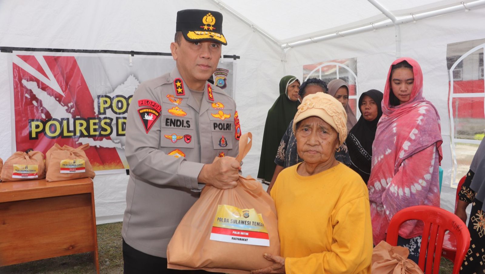 Kapolda Sulteng Irjen Pol Endi Sutendi Salurkan Bantuan untuk Korban Banjir Donggala