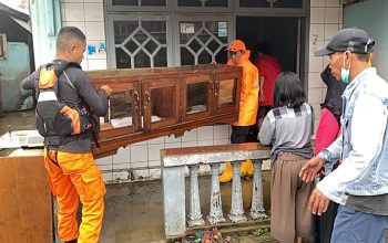 Tim SAR Evakuasi Korban Banjir Donggala, 16 KK Terdampak dan 3 Rumah Hanyut