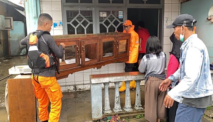 Tim SAR Evakuasi Korban Banjir Donggala, 16 KK Terdampak dan 3 Rumah Hanyut