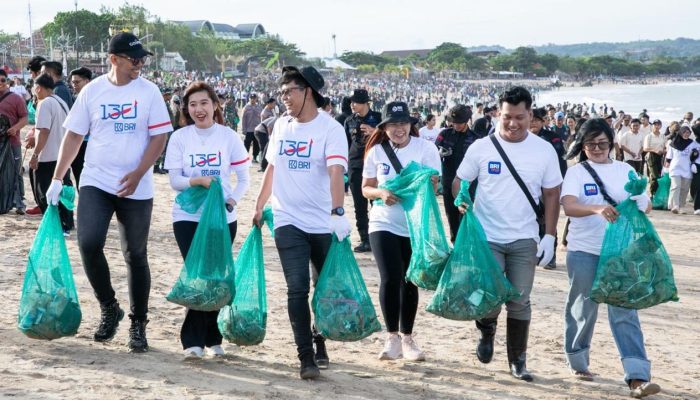 BRI Perkuat Dukungan Gerakan Indonesia ASRI Lewat Aksi Bersih Pantai di Bali