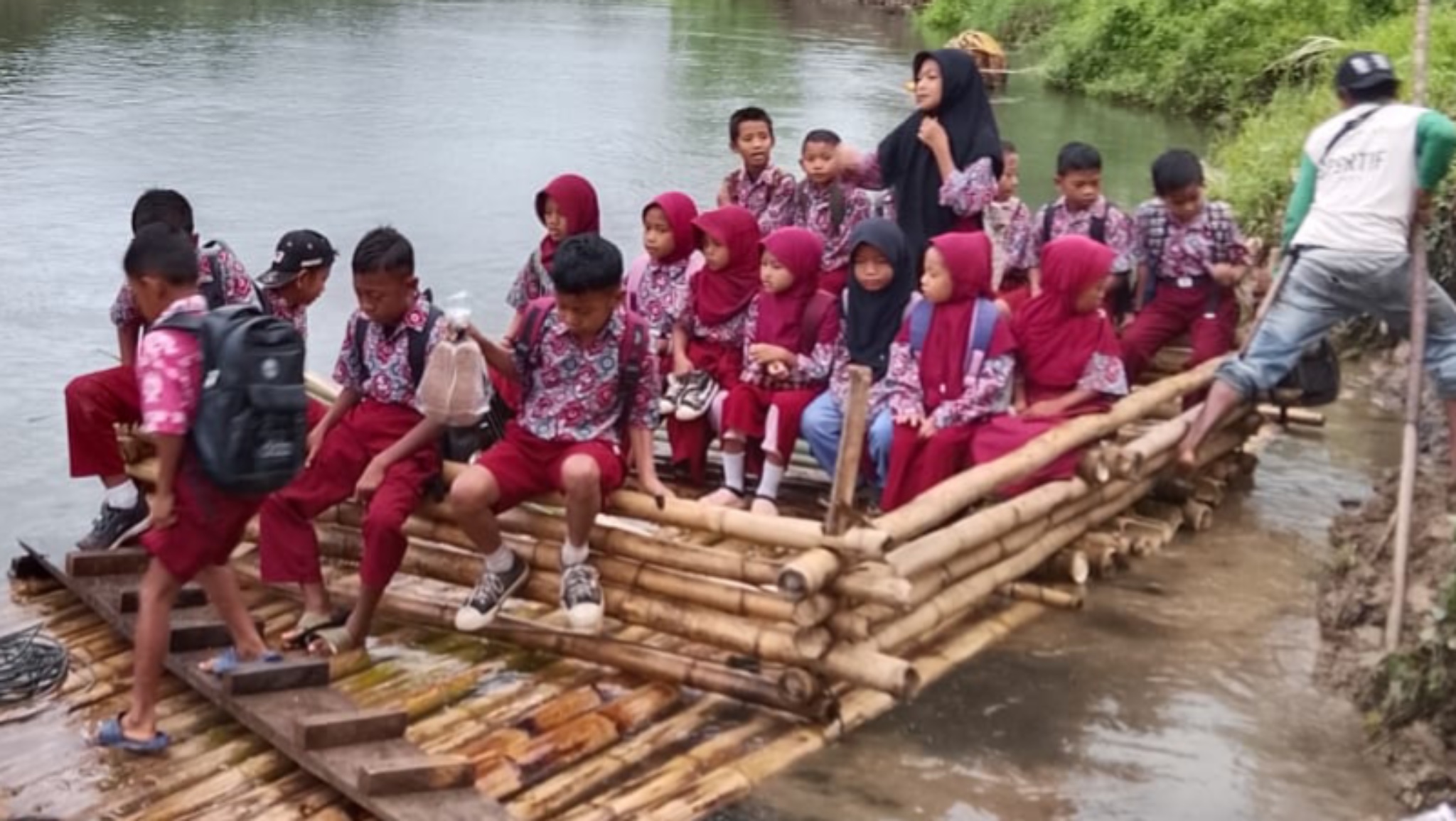 Perjuangan Siswa SD Tonggolobibi Bertaruh Nyawa Mengejar Cita-cita