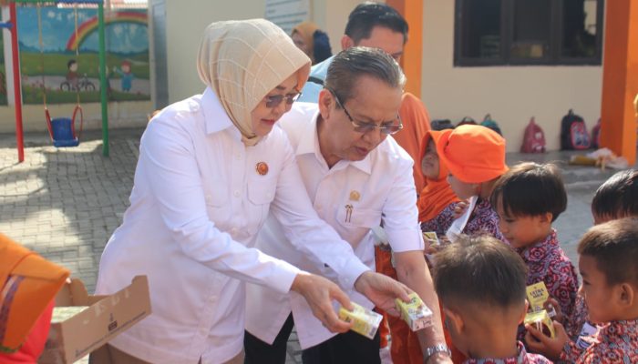 Longki Djanggola dan Zalzulmida Bagi-bagi Susu kepada Anak PAUD di Kota Palu