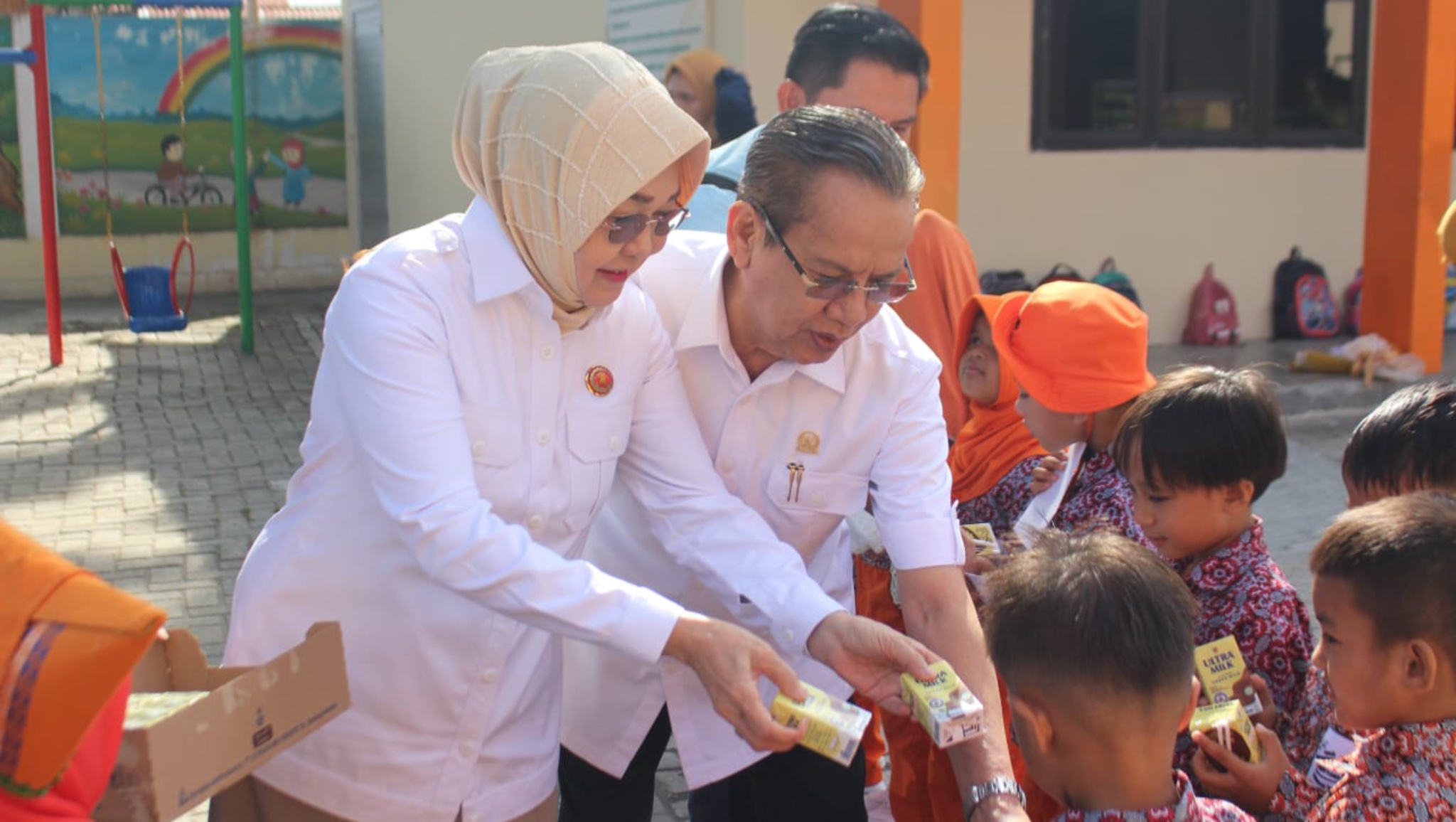 Longki Djanggola dan Zalzulmida Bagi-bagi Susu kepada Anak PAUD di Kota Palu