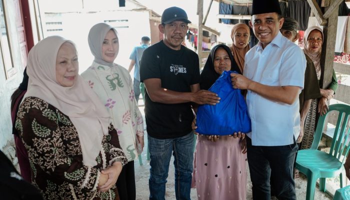 Gubernur Sulteng Anwar Hafid Salurkan Bantuan Sembako untuk Warga Vatutela