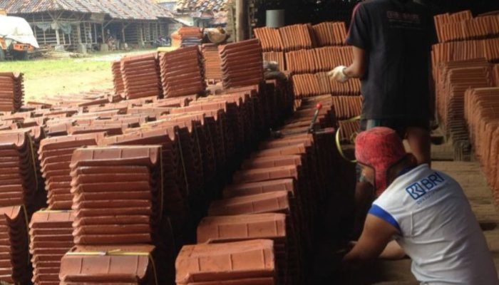 Kisah Hena Gian Hermana Mengangkat Usaha Genteng Bersama BRI