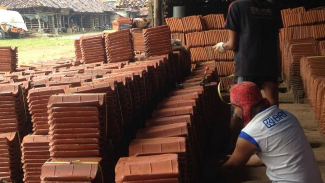 Kisah Hena Gian Hermana Mengangkat Usaha Genteng Bersama BRI