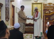 Sekretariat DPRD Sulteng Serahkan Al-Qur’an dan Paparkan Capaian Pembangunan saat Safari Ramadhan di Banggai