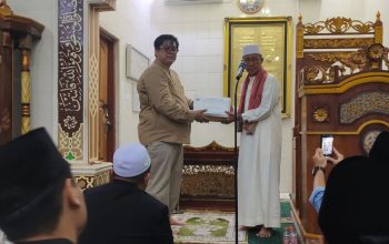 Sekretariat DPRD Sulteng Serahkan Al-Qur’an dan Paparkan Capaian Pembangunan saat Safari Ramadhan di Banggai