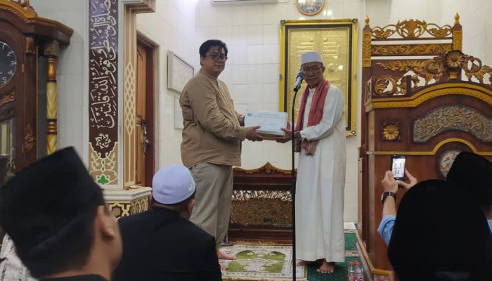 Sekretariat DPRD Sulteng Serahkan Al-Qur’an dan Paparkan Capaian Pembangunan saat Safari Ramadhan di Banggai