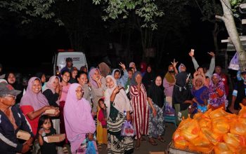 NasDem Sulteng Gelar Buka Puasa Bersama dan Bagi-bagi Paket Sembako ke Pemulung di Kawatuna Palu