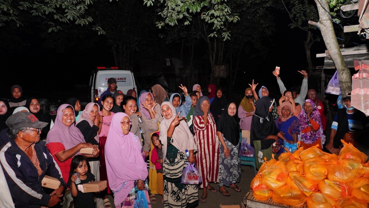 NasDem Sulteng Gelar Buka Puasa Bersama dan Bagi-bagi Paket Sembako ke Pemulung di Kawatuna Palu