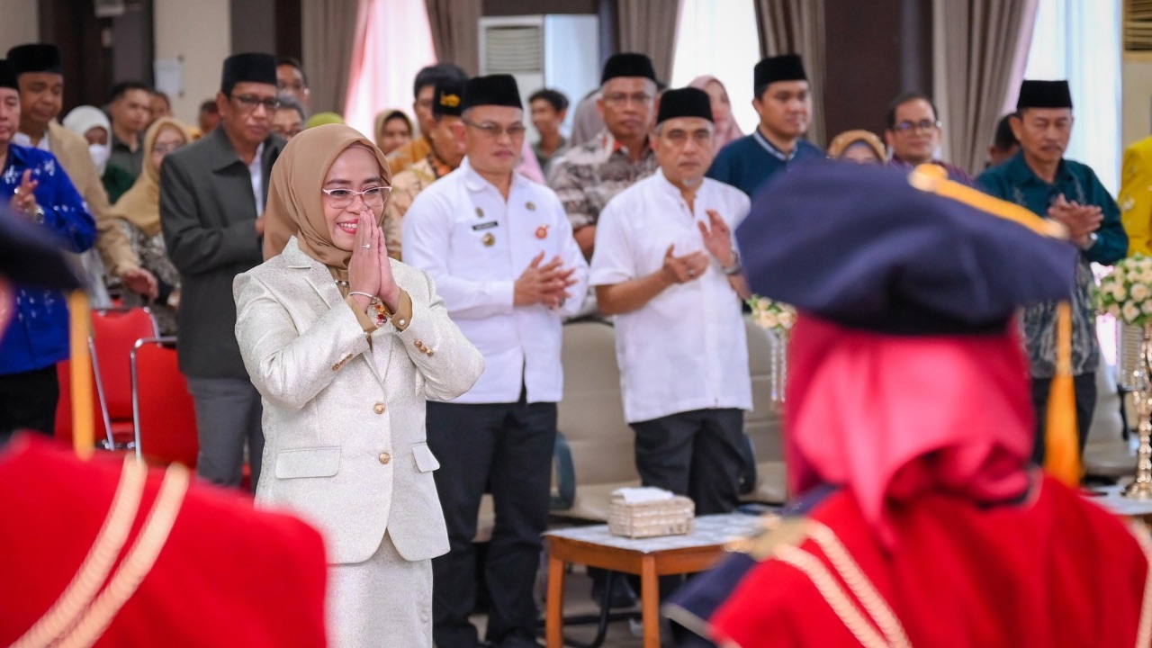 Sekprov Sulteng Novalina Raih Gelar Doktor dengan Predikat Cumlaude di Universitas Tadulako