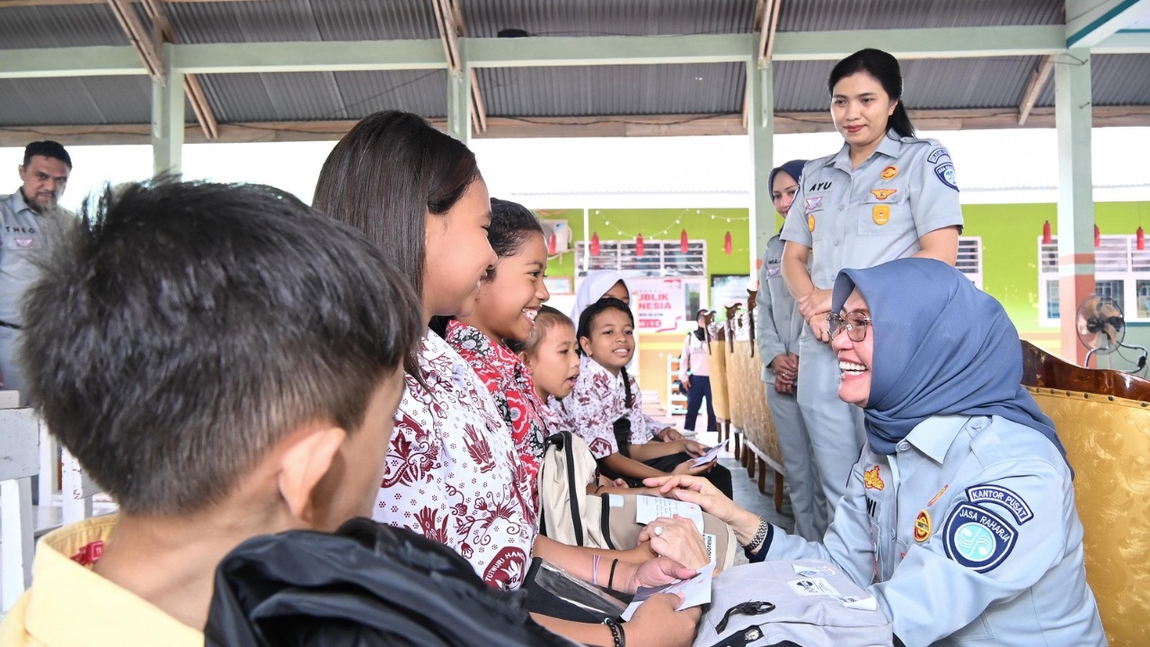 Jasa Raharja Salurkan 2.000 Paket Sekolah di Gorontalo pada Peringatan Satu Tahun Danantara Indonesia
