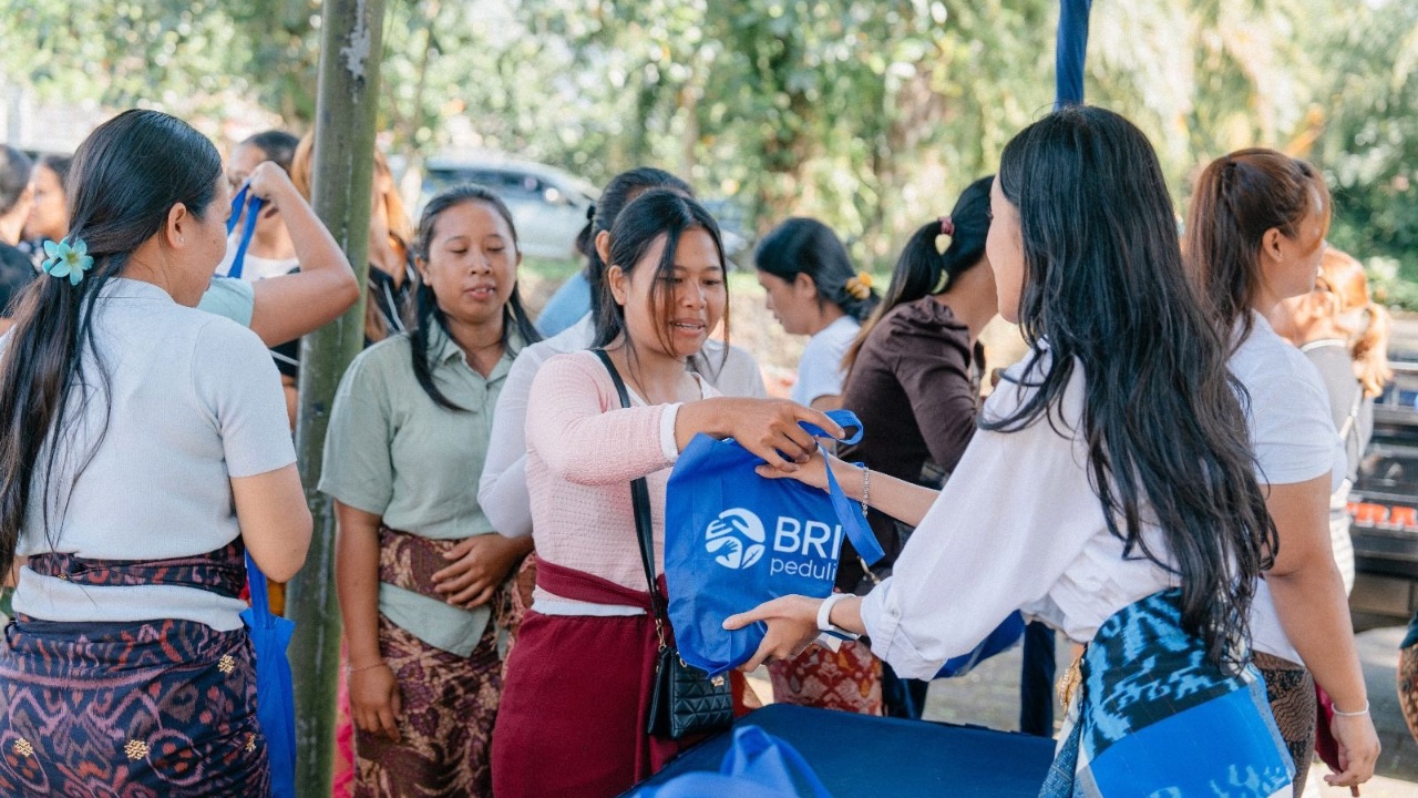 Peringati Hari Raya Nyepi 2026, BRI Peduli Salurkan CSR 2.000 Paket Sembako di Desa Angseri dan Sarimekar