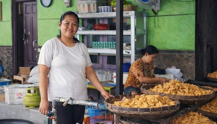 Dari Cuti Melahirkan ke Usaha Tahu: Kisah Nia Anggraini Naik Kelas Bersama PNM Mekaar