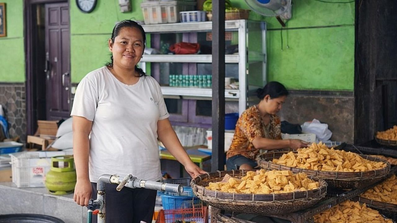 Dari Cuti Melahirkan ke Usaha Tahu: Kisah Nia Anggraini Naik Kelas Bersama PNM Mekaar
