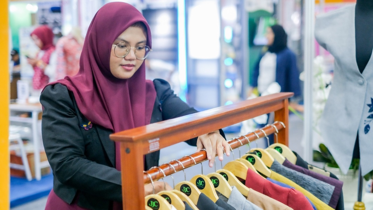 LinkUMKM BRI Dorong Pengusaha Perempuan Naik Kelas, JJC Rumah Jahit Berhasil Kembangkan Fesyen Wastra Eksklusif