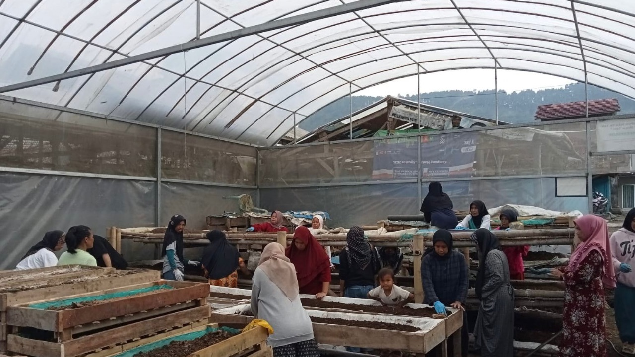 Perempuan Nasabah PNM Mekaar di Bandung Barat Kembangkan Usaha lewat Sinergi Ultra Mikro BRI