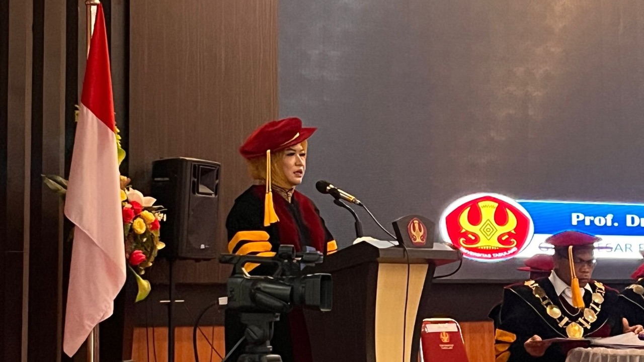 Dikukuhkan Jadi Guru Besar, Prof Husnah Paparkan Strategi Keuangan Hadapi Geopolitik Dunia
