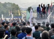 Aksi May Day di Kota Palu: Massa Aksi Kecewa Tak Ditemui Gubernur hingga Usir Polisi