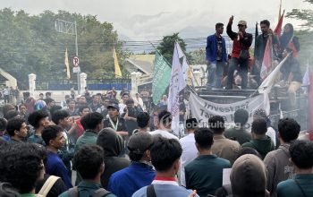 Aksi May Day di Kota Palu: Massa Aksi Kecewa Tak Ditemui Gubernur hingga Usir Polisi