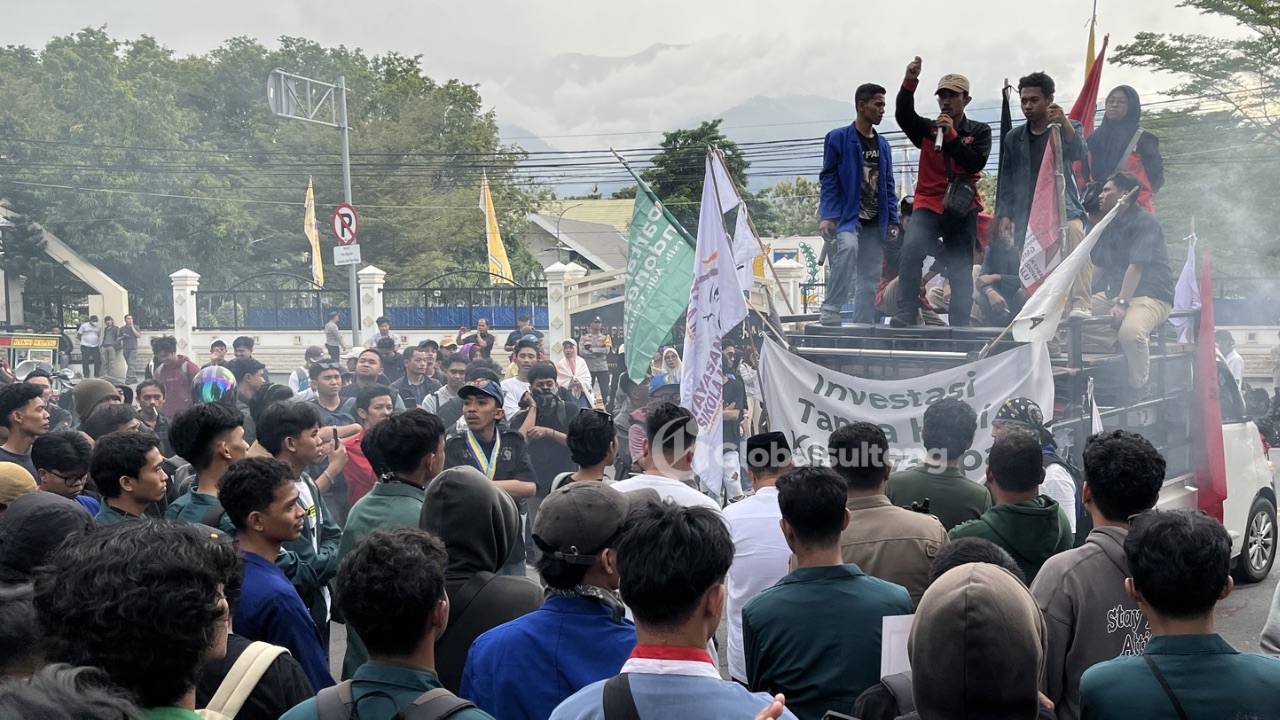 Aksi May Day di Kota Palu: Massa Aksi Kecewa Tak Ditemui Gubernur hingga Usir Polisi