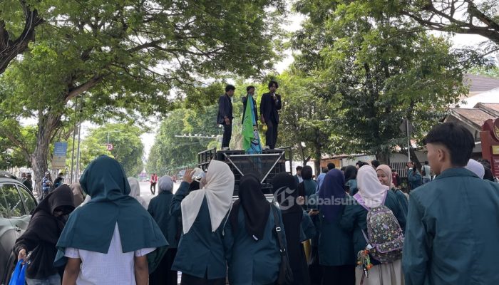 Demo Mahasiswa di Kota Palu Bawa Spanduk Minta Turunkan Rezim Prabowo-Gibran dan Tolak MBG