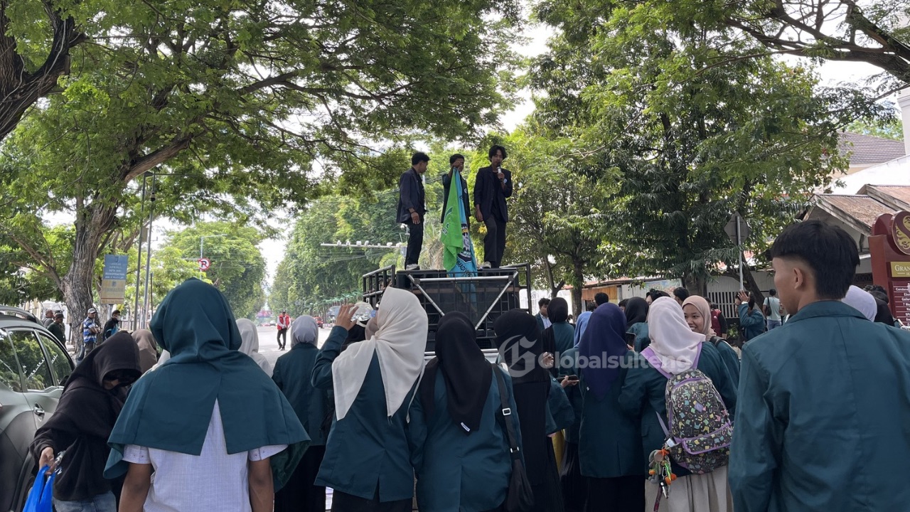 Demo Mahasiswa di Kota Palu Bawa Spanduk Minta Turunkan Rezim Prabowo-Gibran dan Tolak MBG