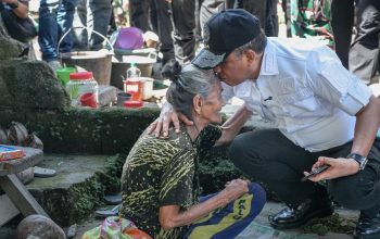 Anwar Hafid Tinjau Lima Desa Terdampak Gempa di Sigi, Salurkan Tenda dan Air Bersih
