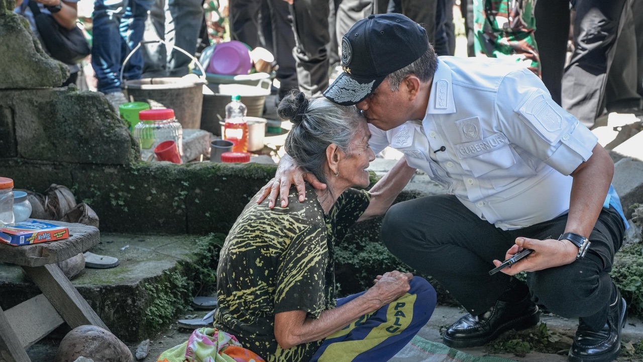 Anwar Hafid Tinjau Lima Desa Terdampak Gempa di Sigi, Salurkan Tenda dan Air Bersih