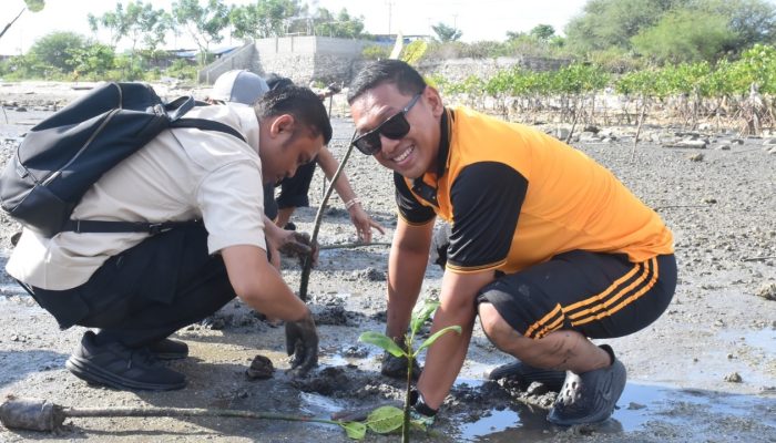 Polresta Palu Tanam 1.000 Mangrove di Pantai Dupa, Dukung Pelestarian Pesisir