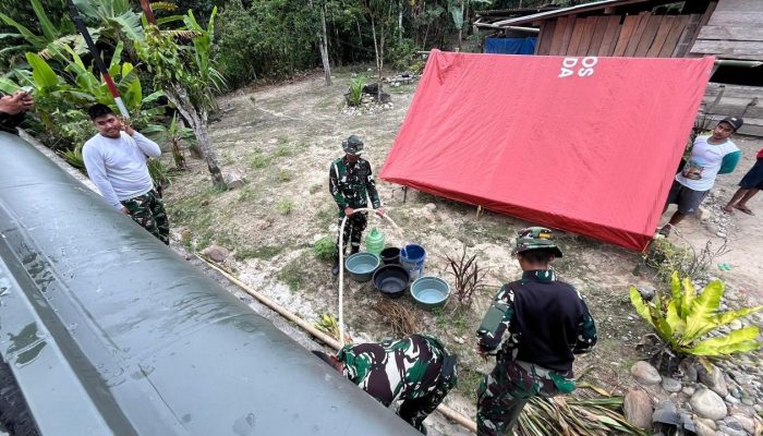 TNI Salurkan Air Bersih untuk Warga Terdampak Gempa di Kamarora Sigi