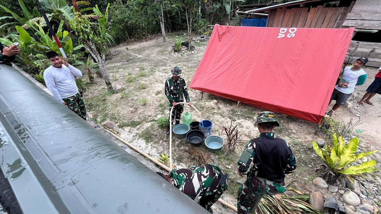 TNI Salurkan Air Bersih untuk Warga Terdampak Gempa di Kamarora Sigi