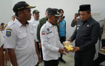 Bupati Morowali Serahkan 222 Bantuan Meteran Listrik untuk Lima Desa di Sombori Kepulauan dan Kebut Pembangunan Jalan