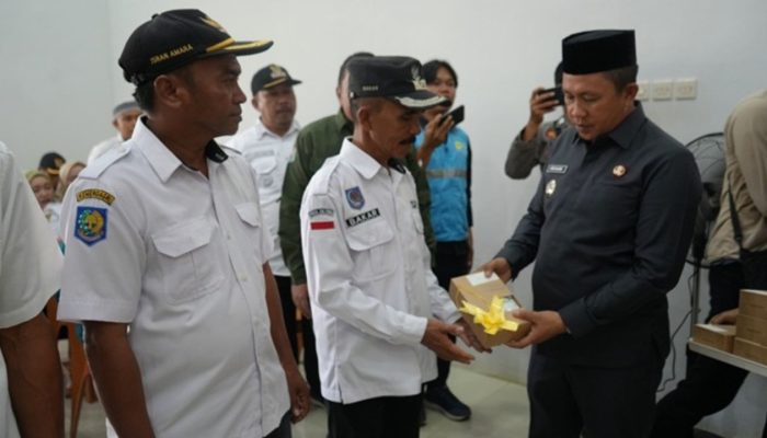 Bupati Morowali Serahkan 222 Bantuan Meteran Listrik untuk Lima Desa di Sombori Kepulauan dan Kebut Pembangunan Jalan