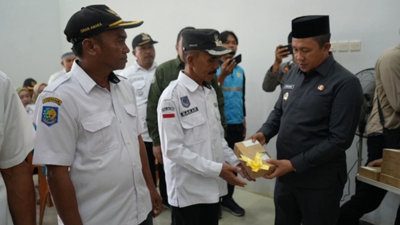 Bupati Morowali Serahkan 222 Bantuan Meteran Listrik untuk Lima Desa di Sombori Kepulauan dan Kebut Pembangunan Jalan