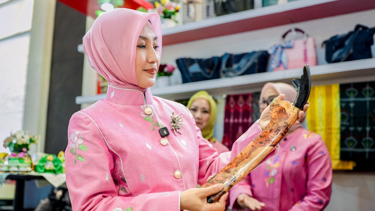 Dekranasda Sulteng Gencarkan Promosi Tenun Donggala dan Produk UMKM di HUT ke-46 Dekranas