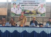 Bupati Morowali Salurkan Benih Padi Unggul untuk Petani Lembo Makmur, Perkuat Produktivitas Petani dan Ketahanan Pangan