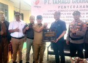 Bupati Morowali Serahkan Bantuan Listrik untuk 26 KK di Dusun Bahombelu