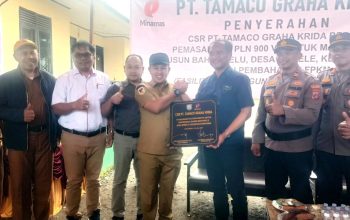 Bupati Morowali Serahkan Bantuan Listrik untuk 26 KK di Dusun Bahombelu