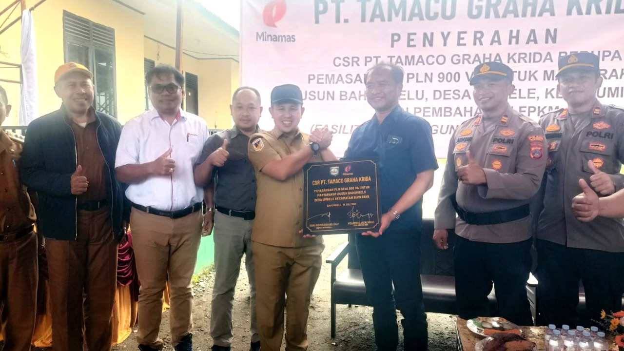 Bupati Morowali Serahkan Bantuan Listrik untuk 26 KK di Dusun Bahombelu