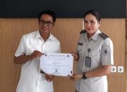 Kepala Sekolah PKBM Anak Mandiri Terima Penghargaan dari Disdikbud Palu