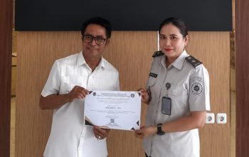 Kepala Sekolah PKBM Anak Mandiri Terima Penghargaan dari Disdikbud Palu