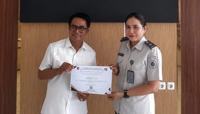 Kepala Sekolah PKBM Anak Mandiri Terima Penghargaan dari Disdikbud Palu